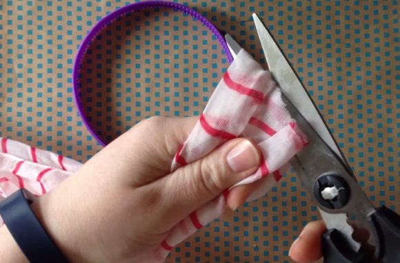 So cute! I want to make a dozen scarf headbands, so I can wear a different one every day.