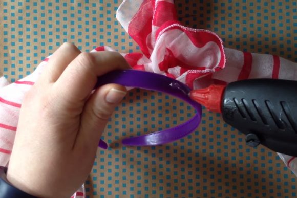 So cute! I want to make a dozen scarf headbands, so I can wear a different one every day.