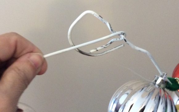 A wreath made out of ornaments has become a classic Christmas decoration. If you've always wanted one, you will be happy and surprised to find out just how easy and cheap it is to create your own! You can even use scratched or damaged ornaments for this project, making it a great way to give new life to old decorations that might otherwise be destined for the trash.