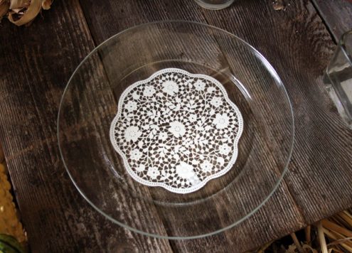 diy silkscreened plates - looks so easy - dress up a dollar store plate