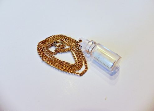 Make a message in a bottle necklace (via dollarstorecrafts.com)