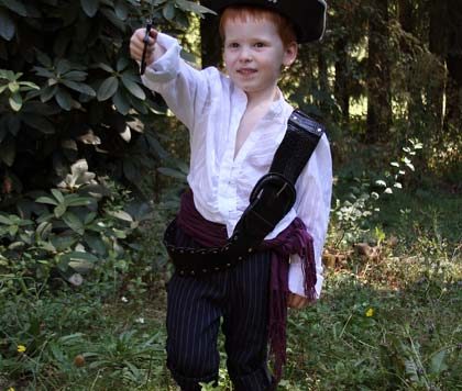 Last-minute pirate costume tips for Halloween from Dollar Store Crafts