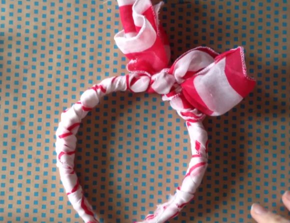 So cute! I want to make a dozen scarf headbands, so I can wear a different one every day.