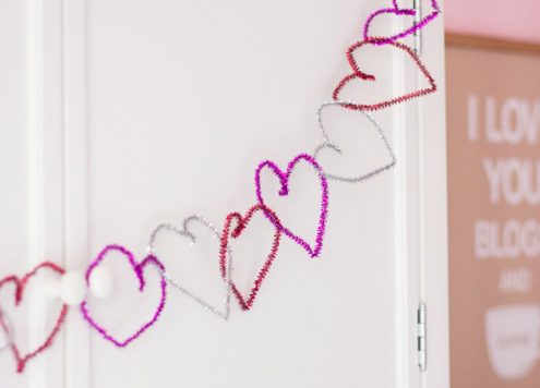 How to make an easy Valentine's Day pipe cleaner banner
